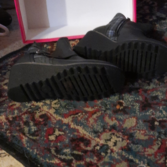 Booties - Picture 3 of 5